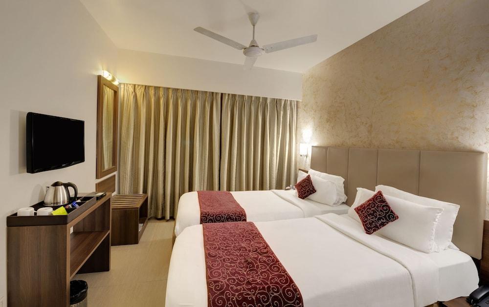 Central Beacon Hotel Surat Buitenkant foto
