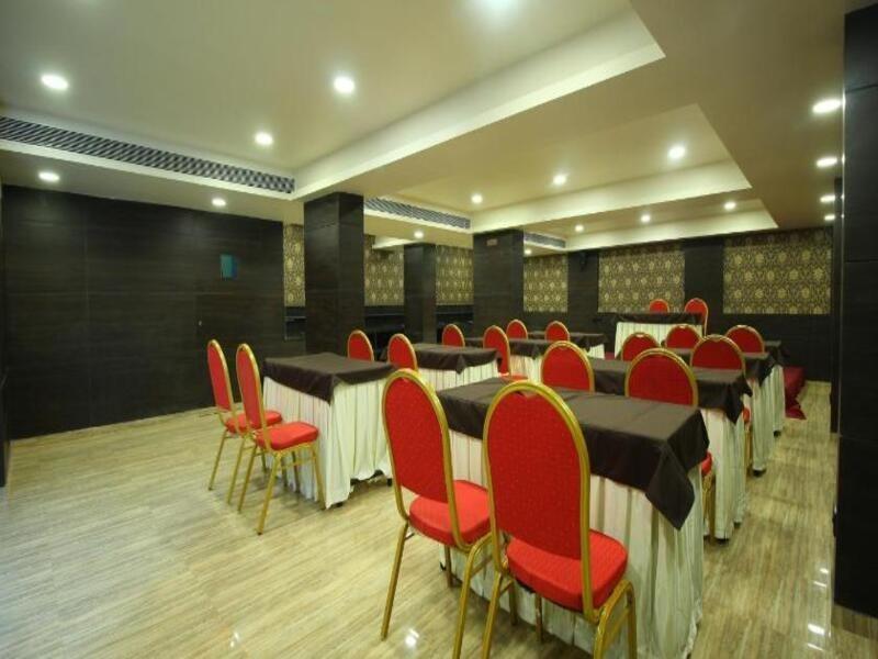 Central Beacon Hotel Surat Buitenkant foto