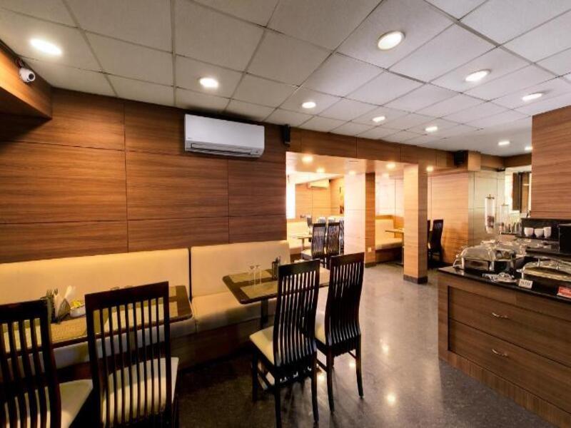 Central Beacon Hotel Surat Buitenkant foto