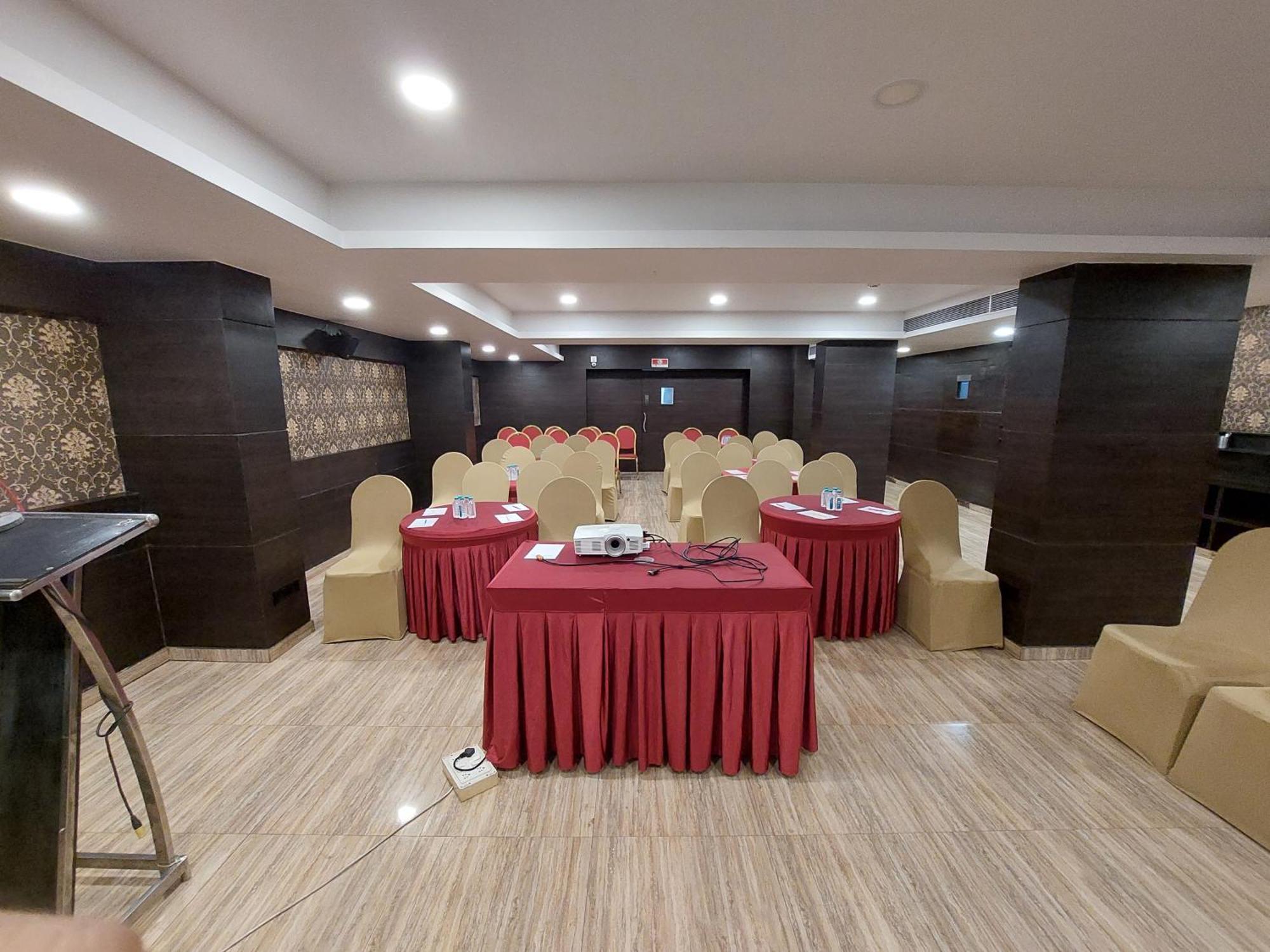 Central Beacon Hotel Surat Buitenkant foto