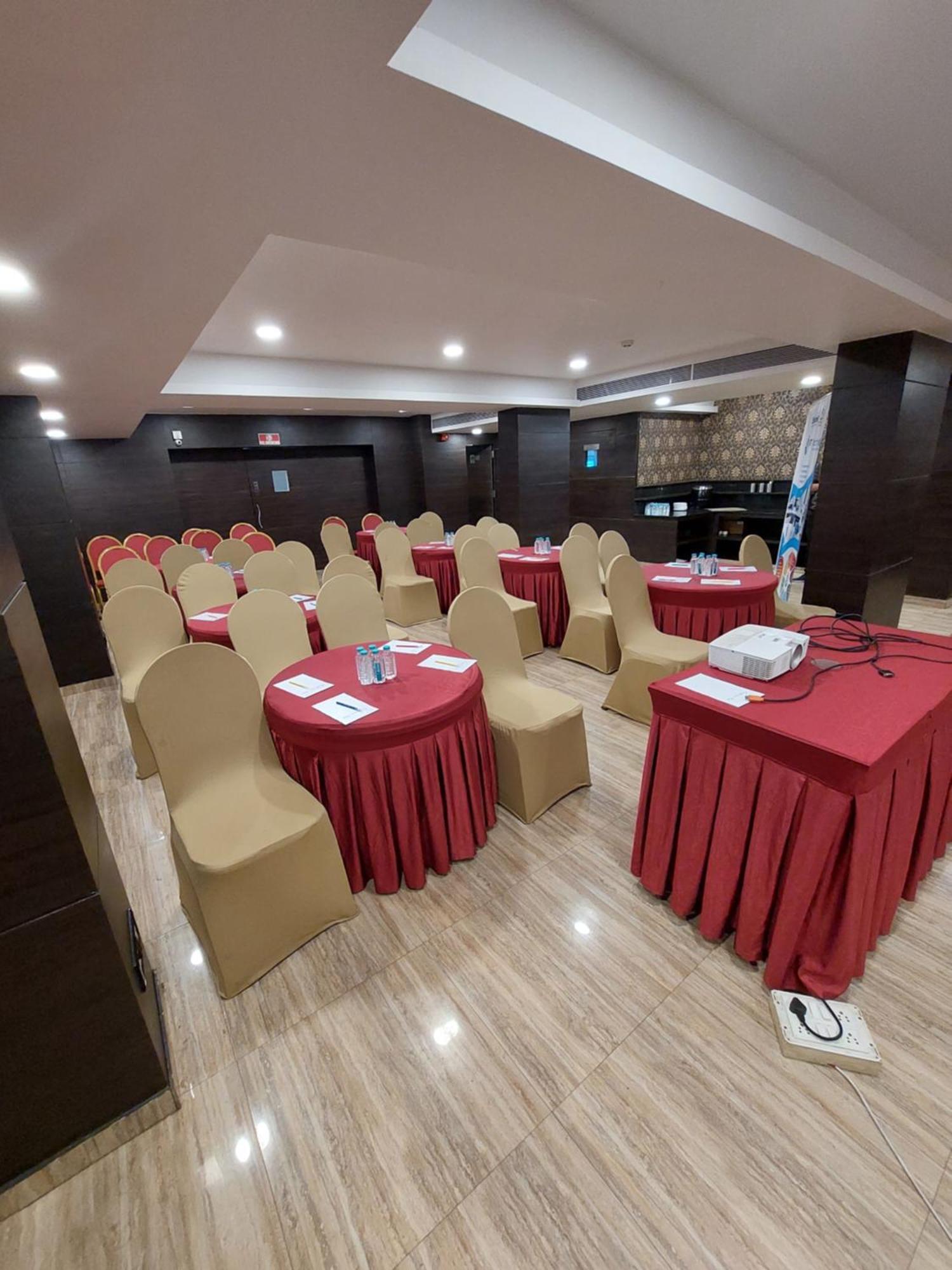 Central Beacon Hotel Surat Buitenkant foto