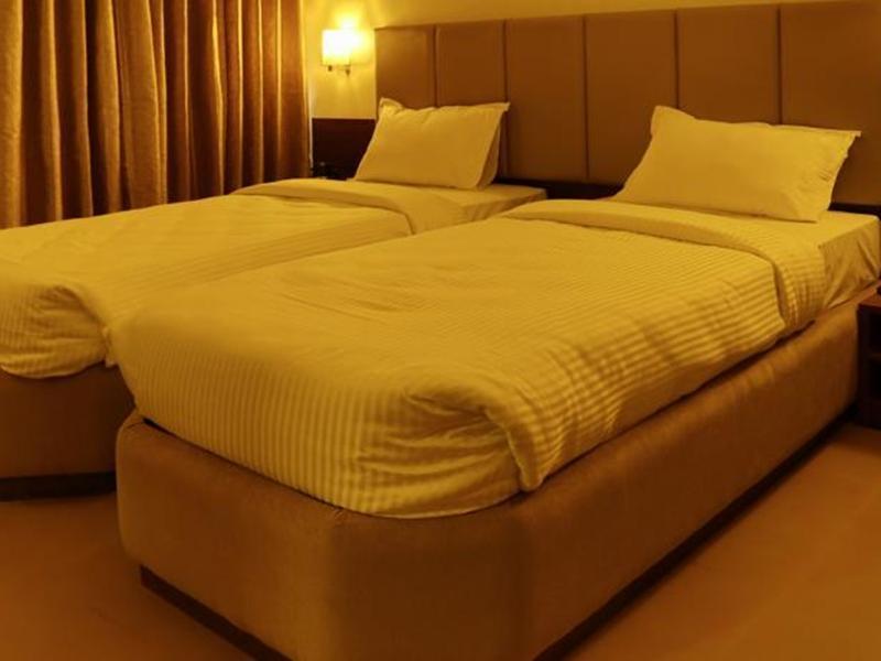 Central Beacon Hotel Surat Buitenkant foto