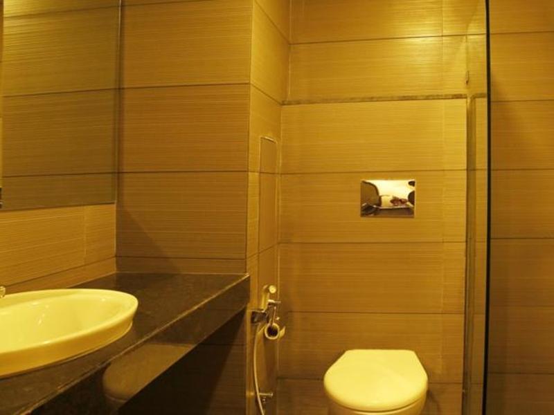 Central Beacon Hotel Surat Buitenkant foto