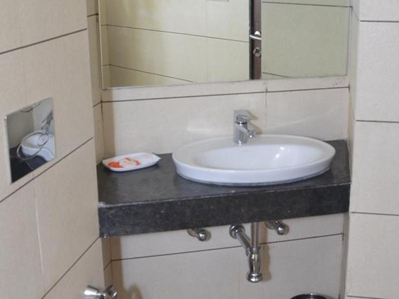 Central Beacon Hotel Surat Buitenkant foto