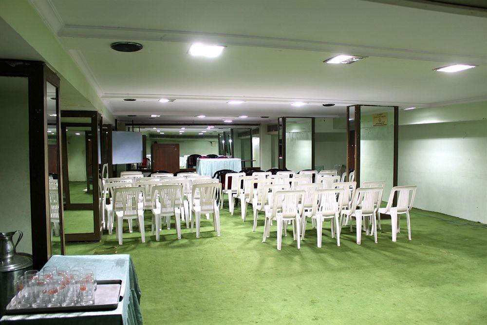 Central Beacon Hotel Surat Buitenkant foto