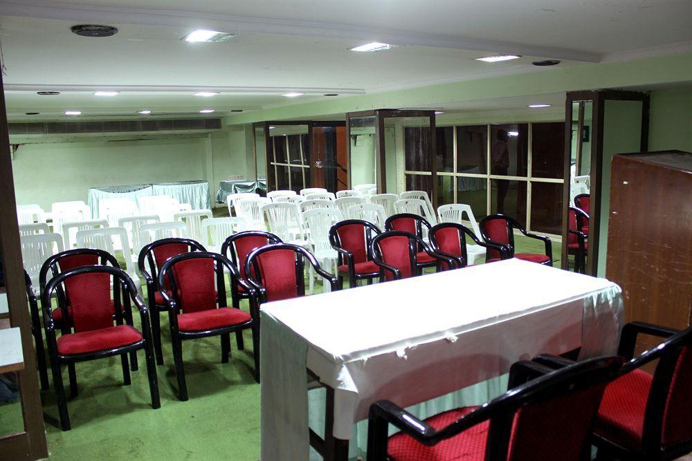 Central Beacon Hotel Surat Buitenkant foto
