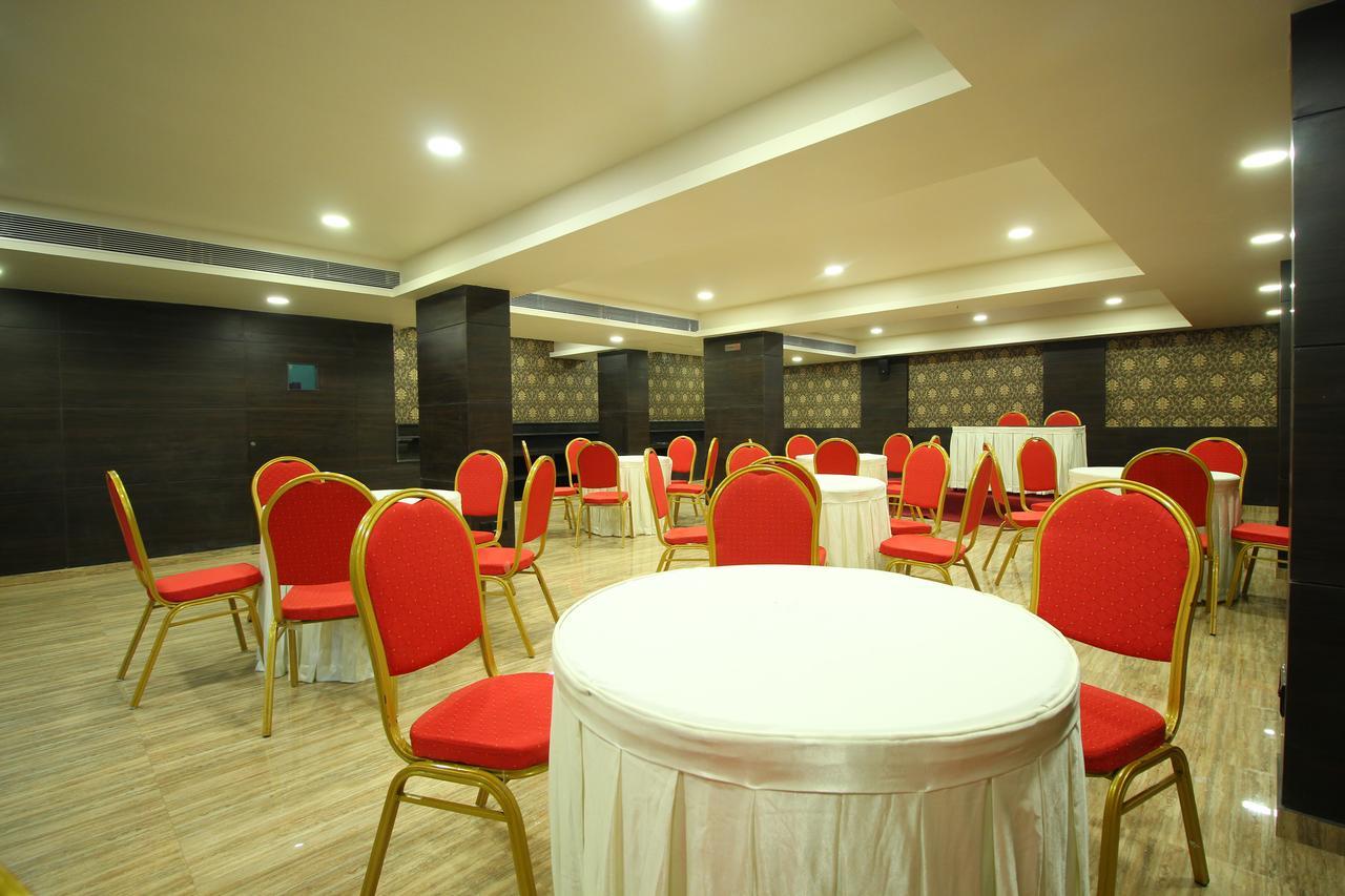 Central Beacon Hotel Surat Buitenkant foto