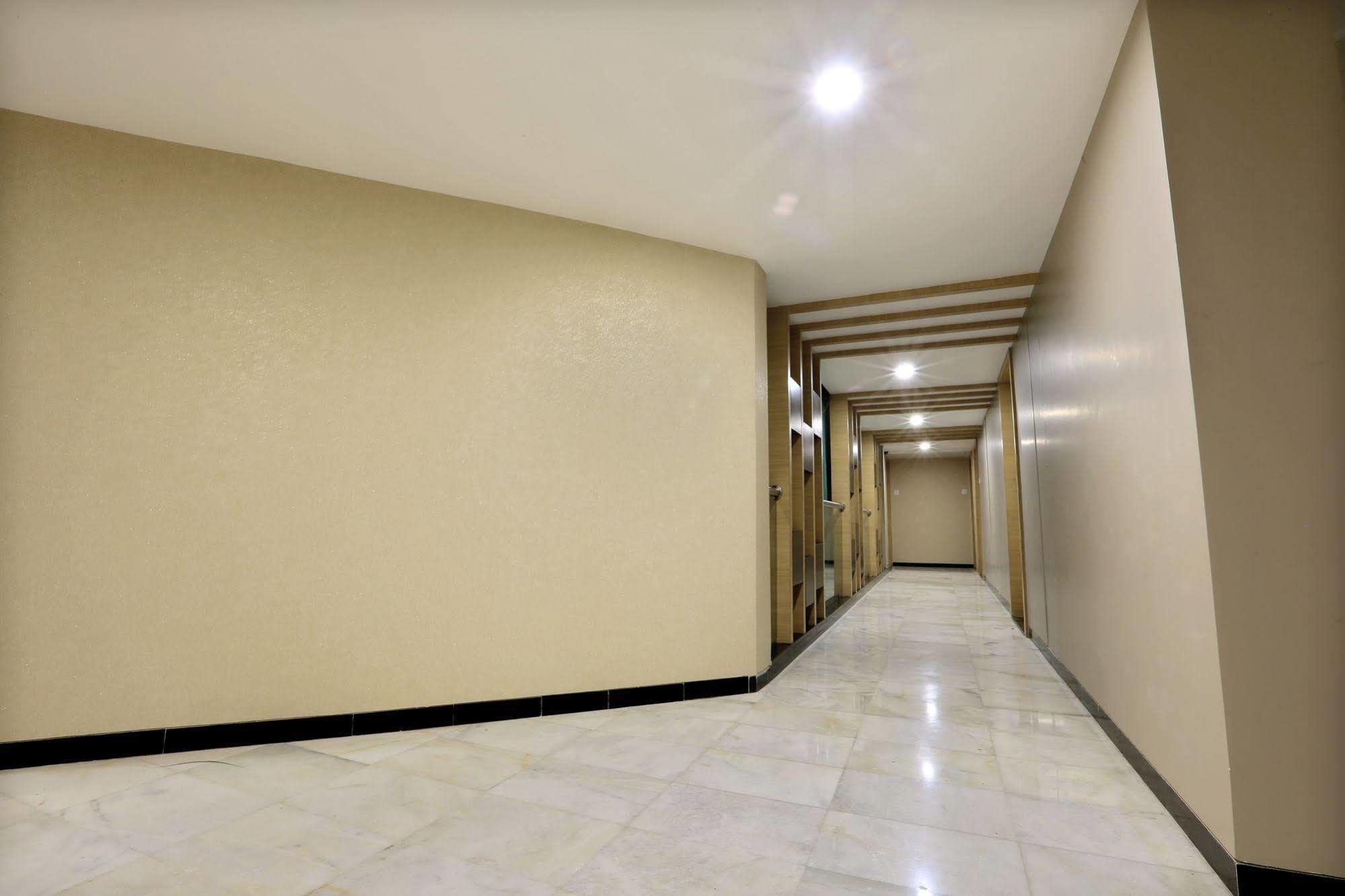 Central Beacon Hotel Surat Buitenkant foto