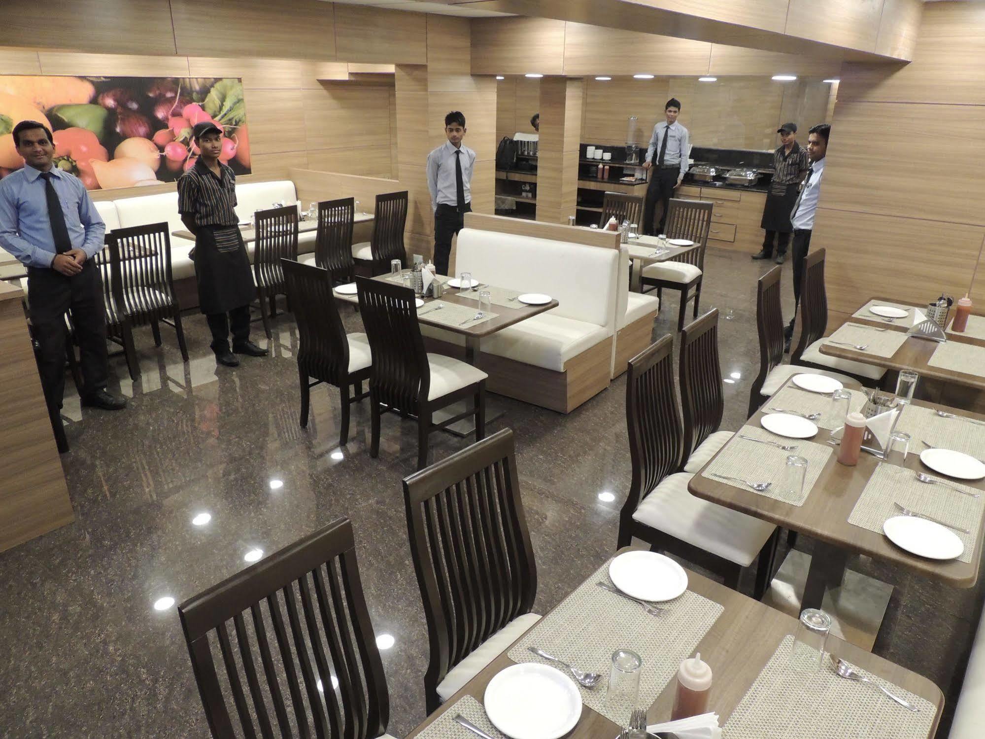 Central Beacon Hotel Surat Buitenkant foto