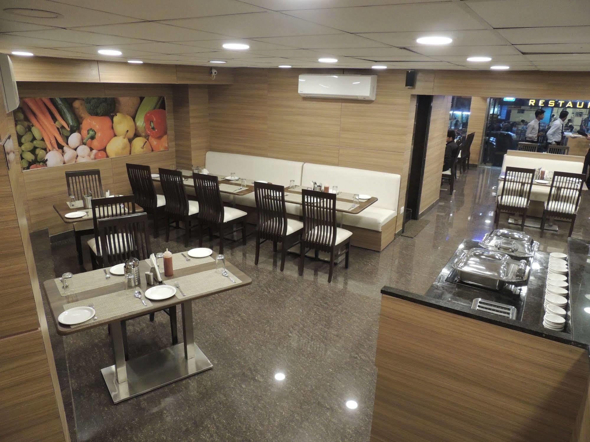 Central Beacon Hotel Surat Buitenkant foto