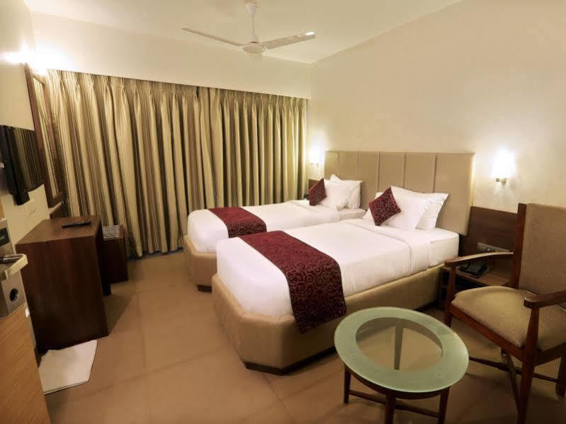 Central Beacon Hotel Surat Buitenkant foto