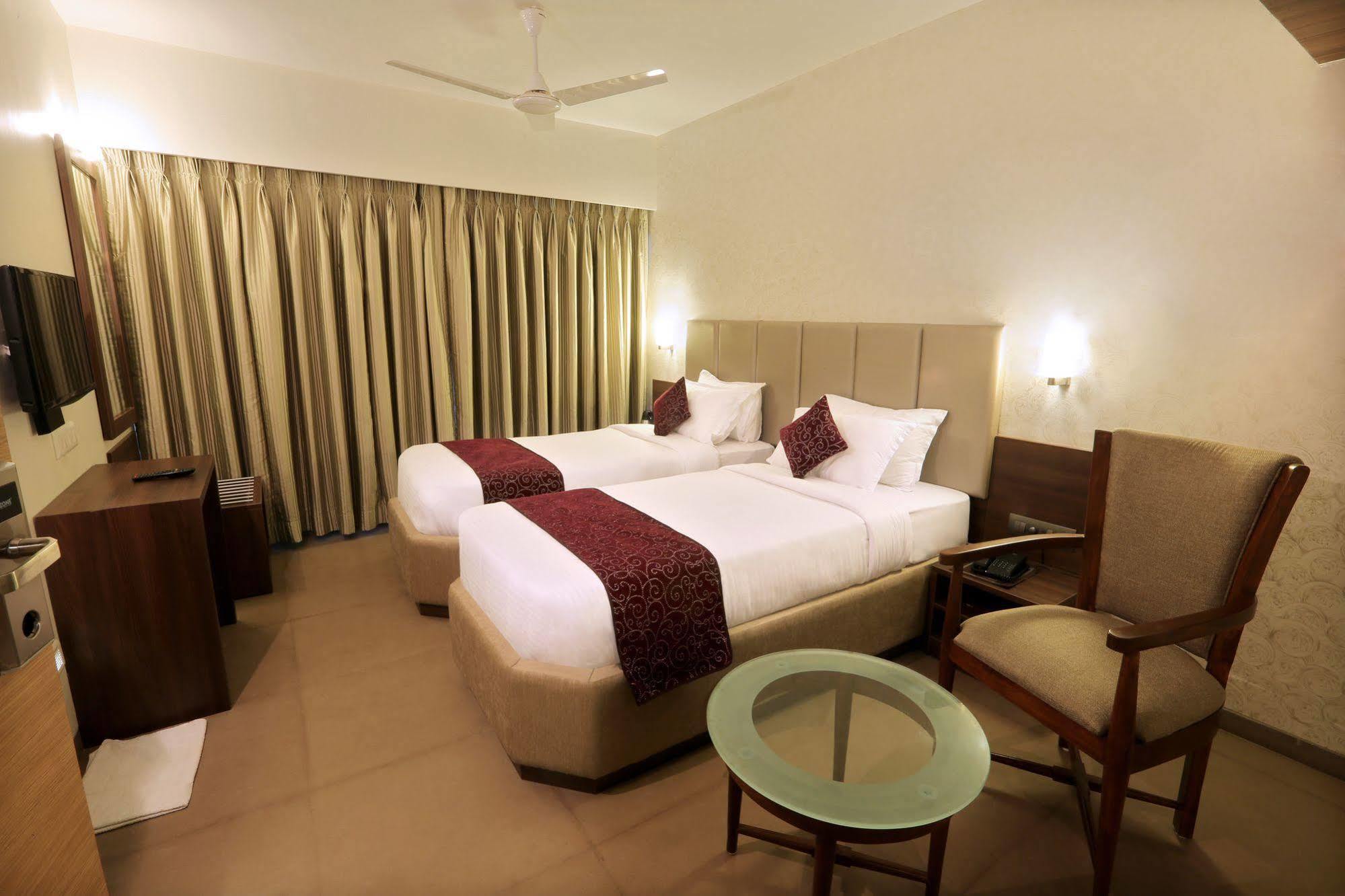 Central Beacon Hotel Surat Buitenkant foto