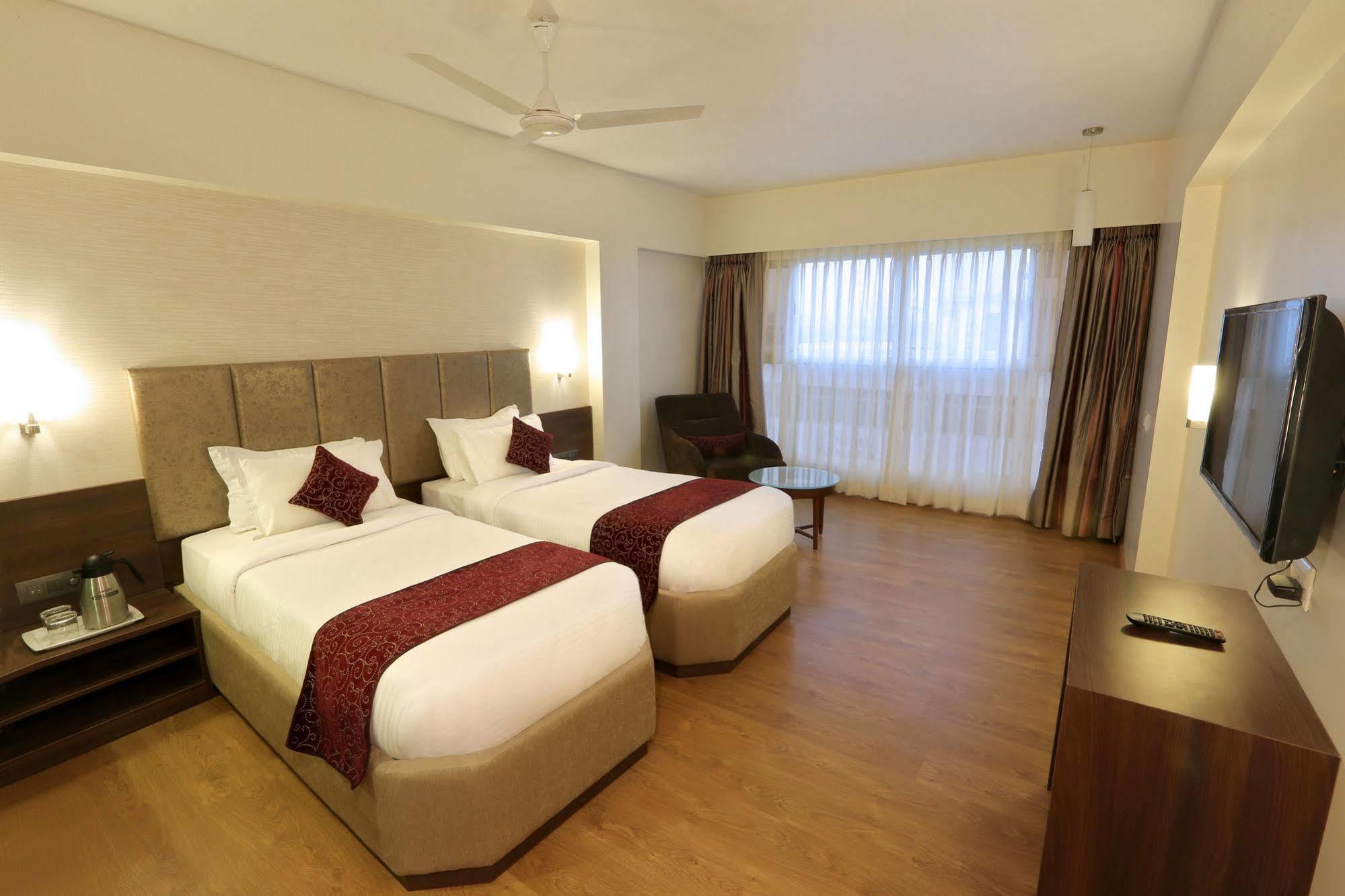 Central Beacon Hotel Surat Buitenkant foto