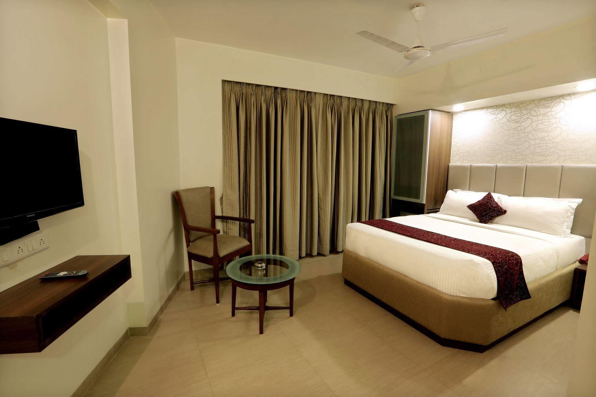 Central Beacon Hotel Surat Buitenkant foto