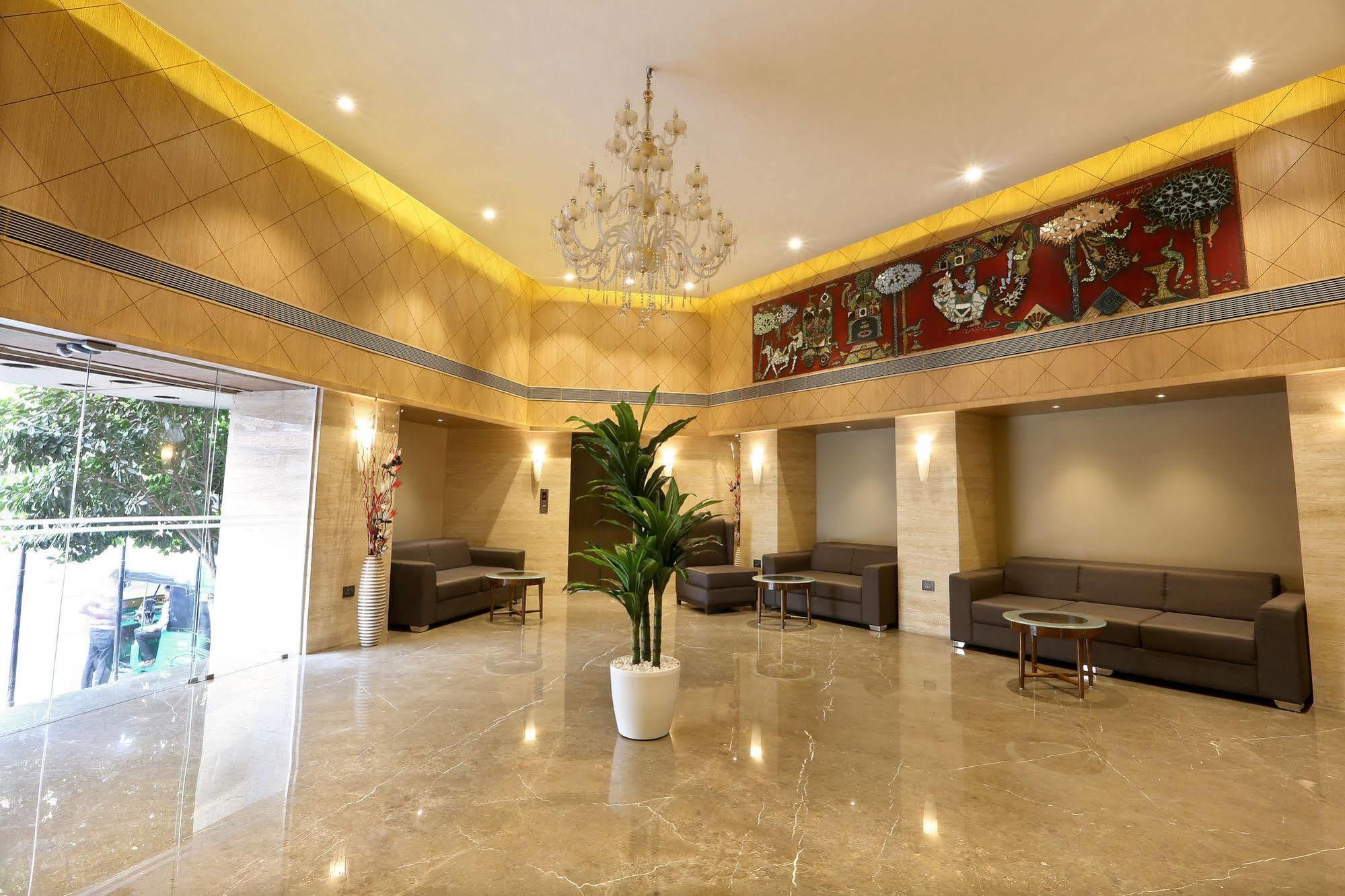 Central Beacon Hotel Surat Buitenkant foto