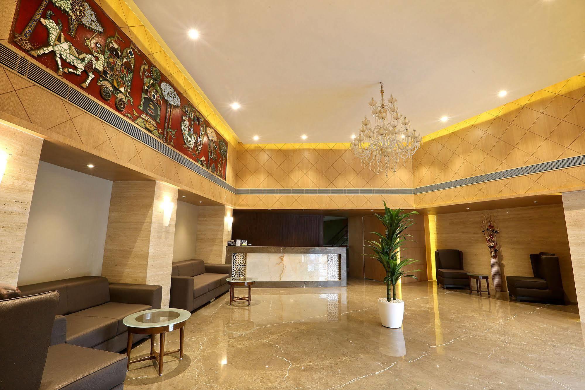 Central Beacon Hotel Surat Buitenkant foto