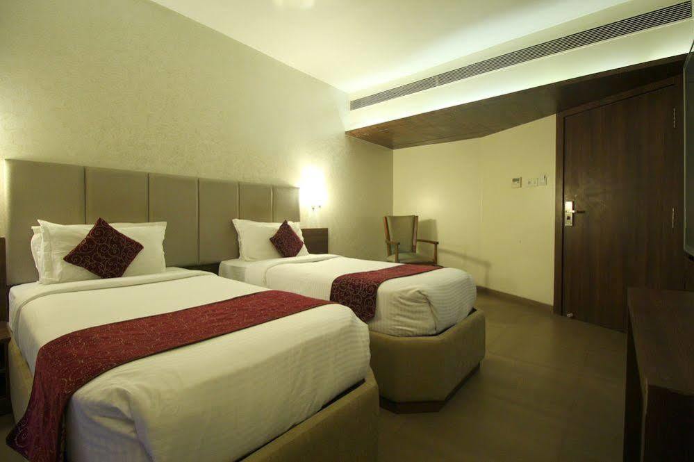 Central Beacon Hotel Surat Buitenkant foto