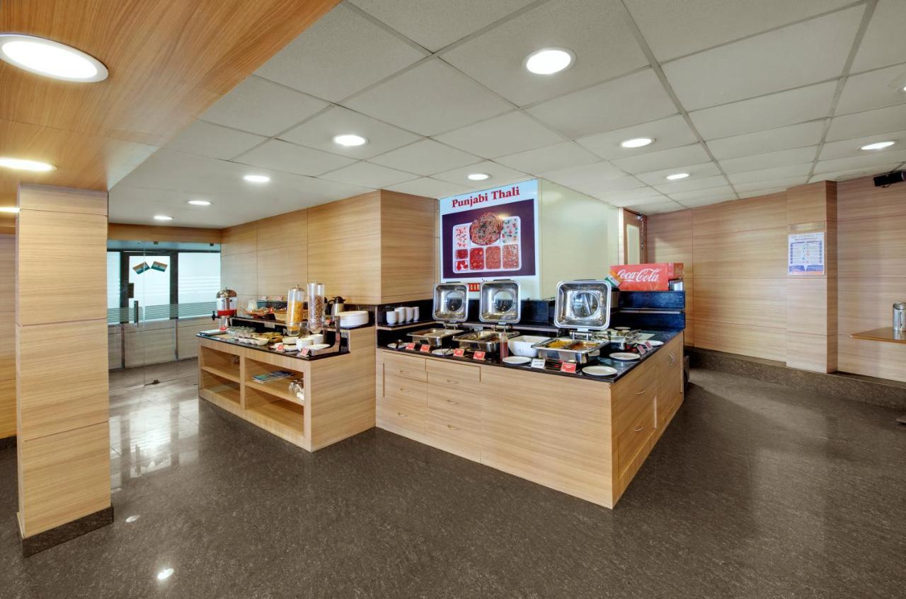 Central Beacon Hotel Surat Buitenkant foto