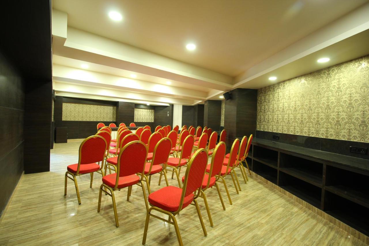 Central Beacon Hotel Surat Buitenkant foto
