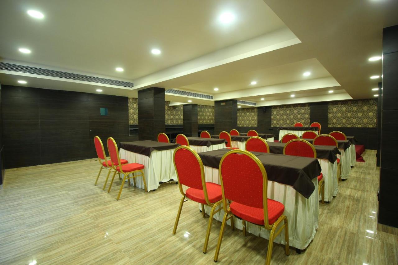 Central Beacon Hotel Surat Buitenkant foto